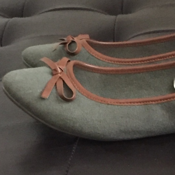 Basic Editions Shoes - Basic Editions Green Slip-On Flats